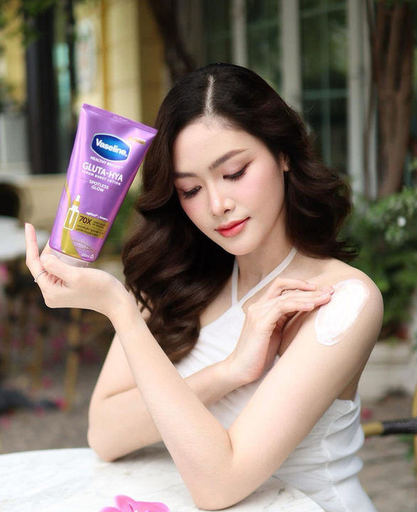 Vaseline® Healthy Bright Gluta-Hya Serum Burst UV Lotion Spotless Glow - 300ml